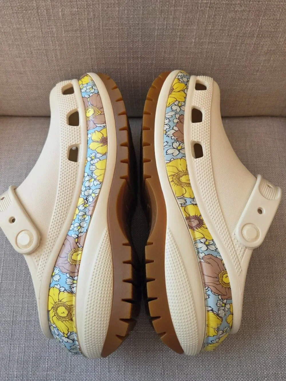 Crocs Mega Crush Clog Size 8 Womens Vanilla Multi Retro Floral Yellow Platform
